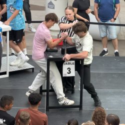 Súťaž v armwrestlingu